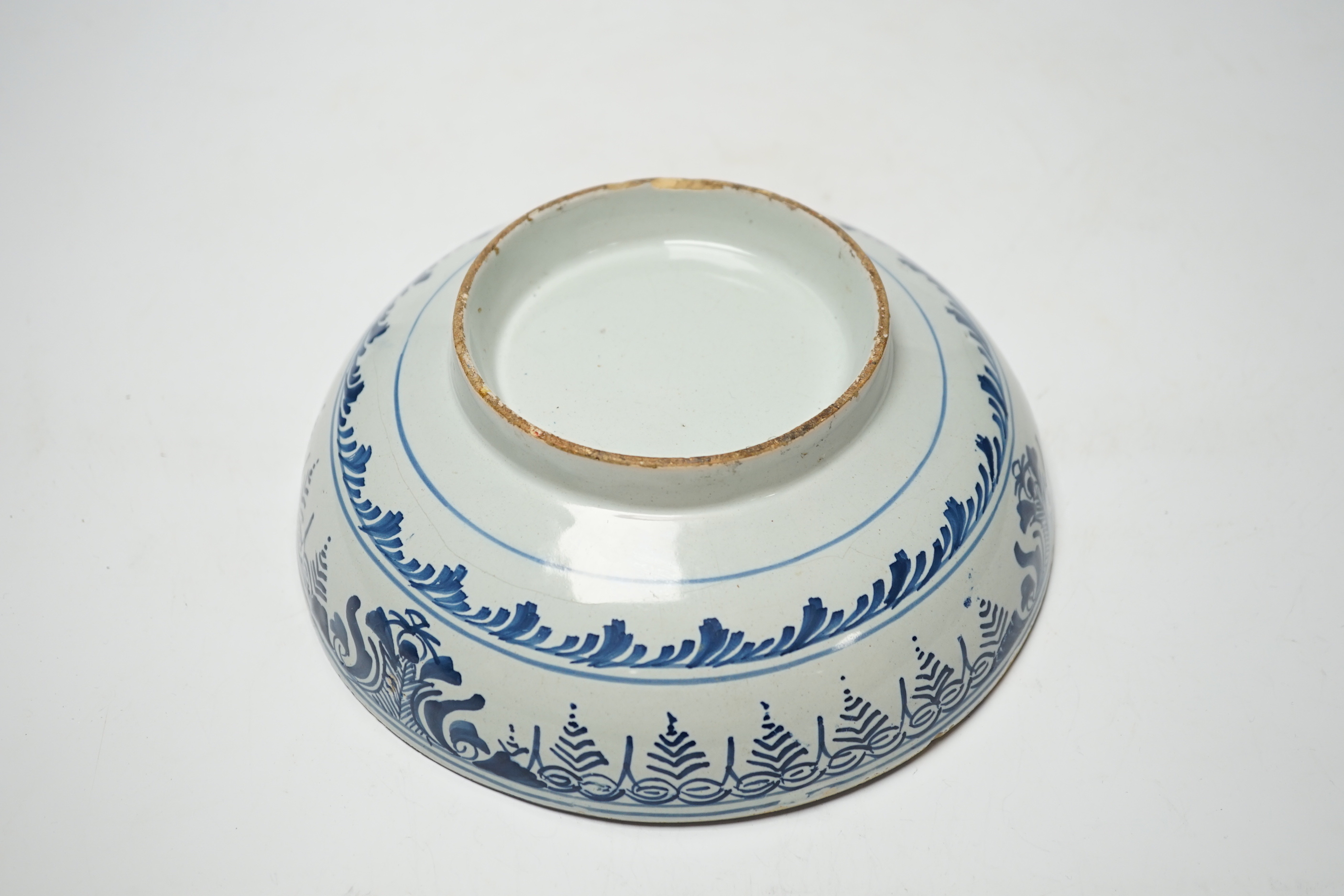 An early 18th century Delft blue and white bowl, 20cm diameter